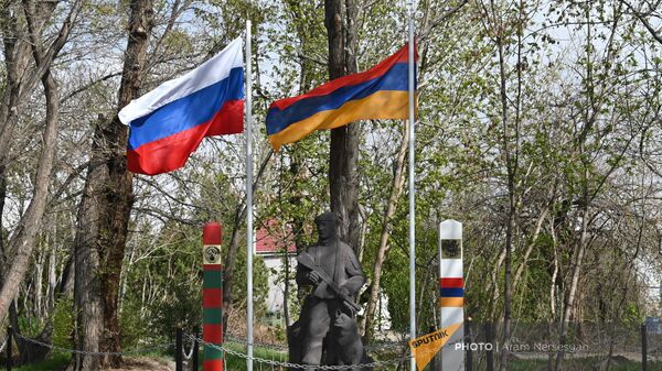 Флаги Армении и России на аллее Пограничной славы России в парке Победы в Ереване - Sputnik Армения