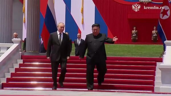 Лидеры КНДР и России на площади в Пхеньяне - Sputnik Армения