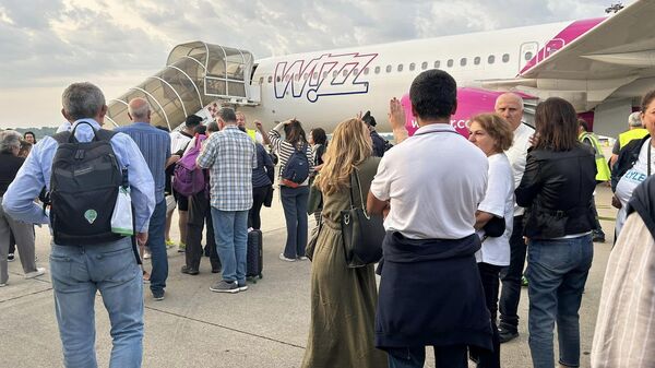 Пассажиры из Армении после отмены рейса Wizz Air (19 июня 2024). Милан - Sputnik Армения