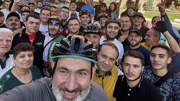 Премьер-министр Никол Пашинян в велосипедном шлеме делает селфи с горожанами - Sputnik Армения