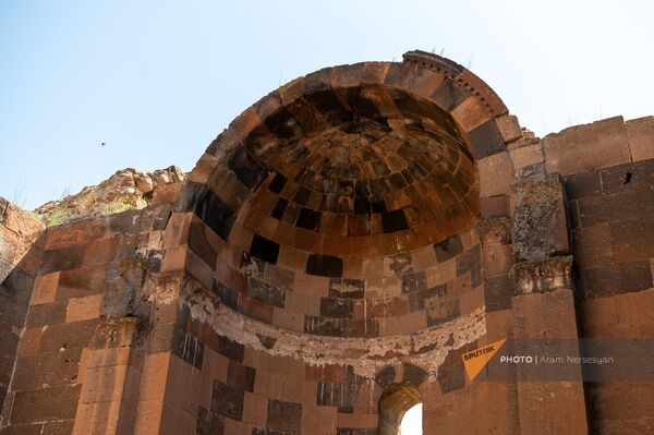 Купол раннесредневекового храма Ереруйк до реставрации - Sputnik Армения