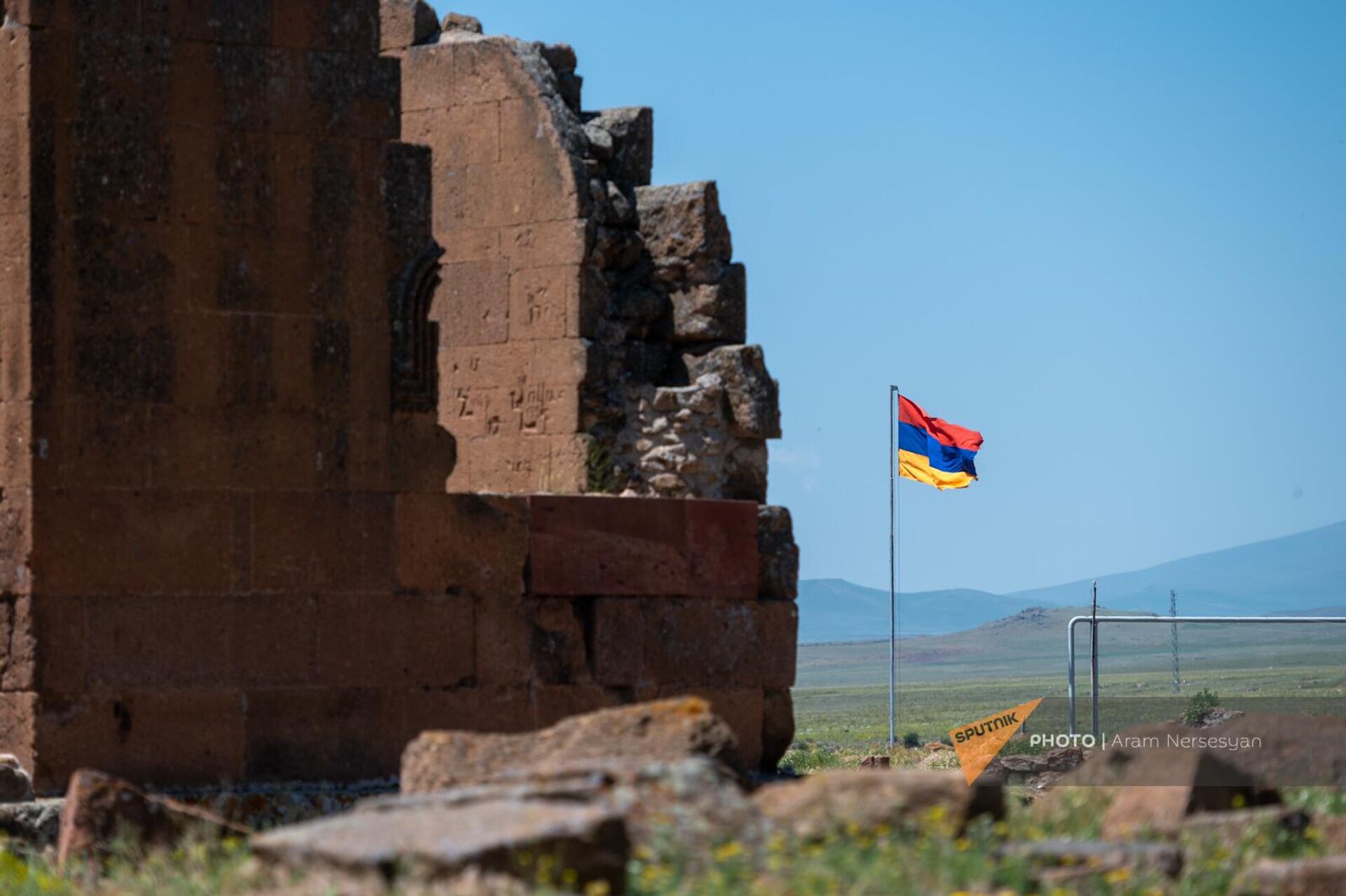 Храм Ереруйк находится всего в нескольких метрах от армяно-турецкой границы - Sputnik Армения, 1920, 21.06.2024