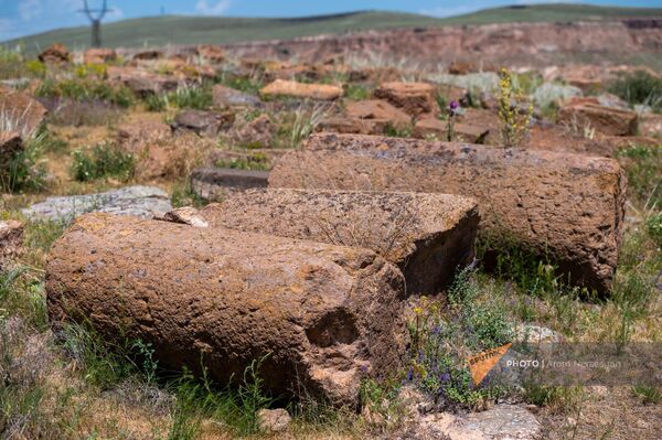 Руины раннесредневекового храма Ереруйк до реставрации - Sputnik Армения