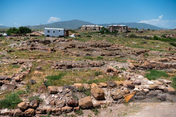 Следы древнего поселения в окрестностях храма Ереруйк - Sputnik Армения