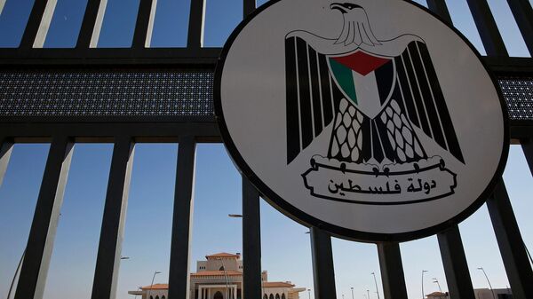 Особняк Палестинской администрации за воротами и печатью на окраине города Рамаллах на Западном берегу - Sputnik Армения