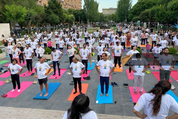 Международный день йоги на территории каскада (21 июня 2024). Еревaн - Sputnik Армения