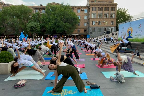Международный день йоги на территории каскада (21 июня 2024). Еревaн - Sputnik Армения