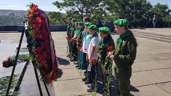 Память погибших в Великой Отечественной войне солдат почтили в ереванском парке Победы - Sputnik Արմենիա