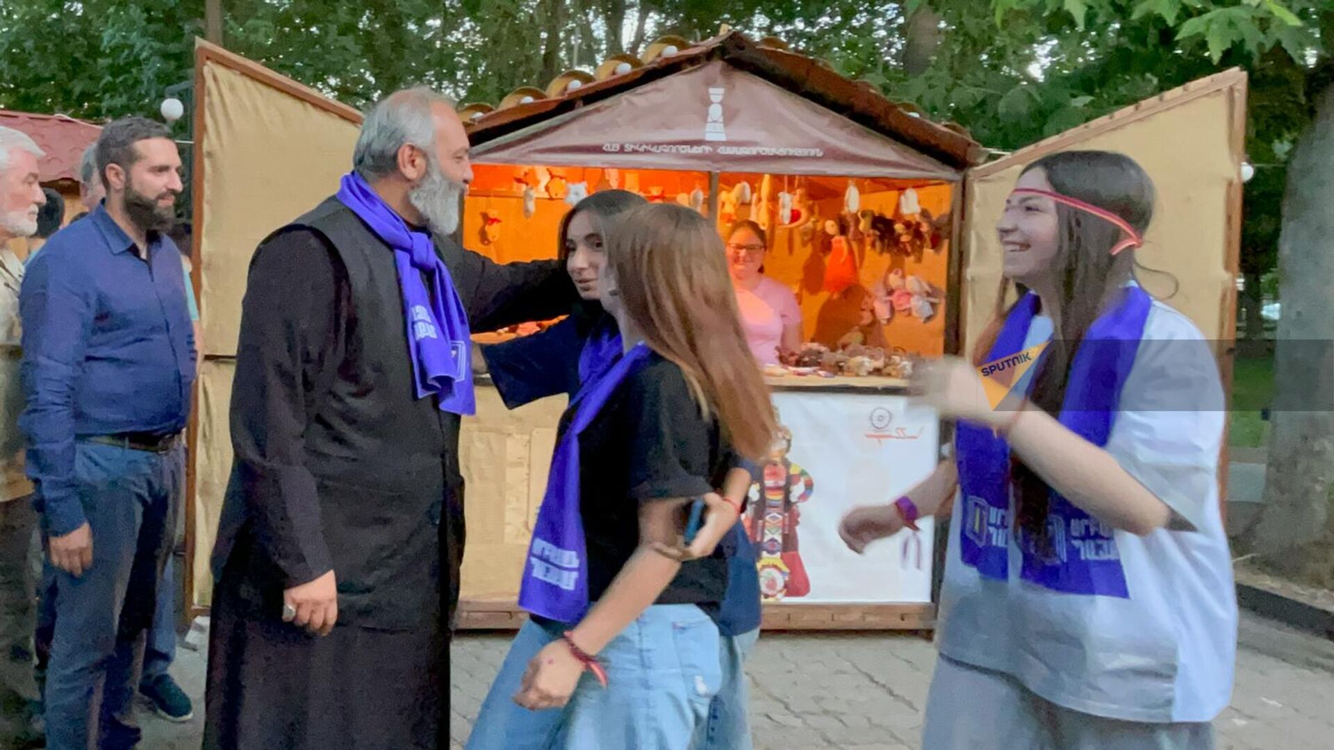 Архиепископ Баграт Галстанян на встрече с молодежью (22 июня 2024). Еревaн - Sputnik Армения, 1920, 22.06.2024
