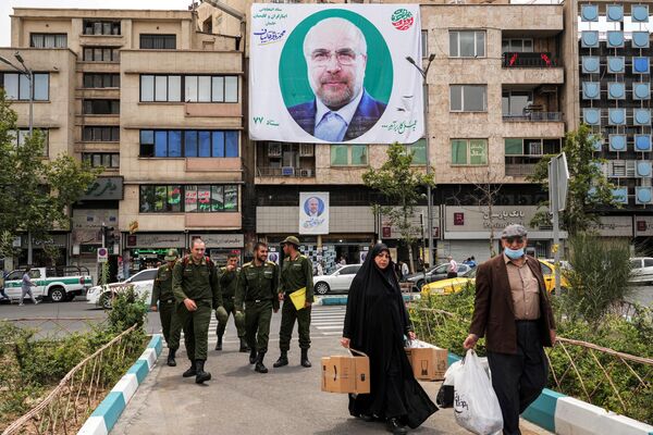 Մարդիկ՝ Իրանի նախագահի թեկնածուՄոհամմադ Բաղեր Կալիբաֆի նախընտրականպաստառի ֆոնին - Sputnik Արմենիա