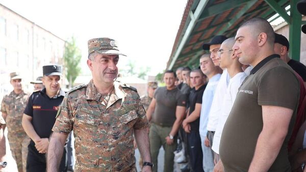Первый замминистра обороны, начальник ГШ ВС генерал-лейтенант Эдвард Асрян посетил центральный сборный пункт МО в связи с началом летнего призыва - Sputnik Армения