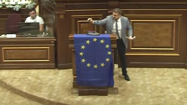 Арман Бабаджанян во время парламентских слушаний о вынесении вопроса о подаче РА заявки на членство в ЕС на референдум (21 июня 2024). Еревaн - Sputnik Армения