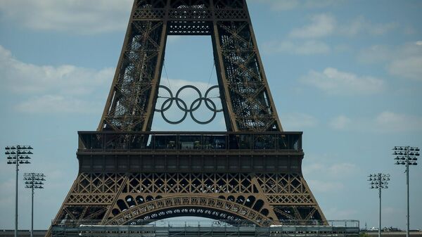 Вид на Эйфелевую башню с Олимпийскими кольцами (25 июня 2024). Париж - Sputnik Армения