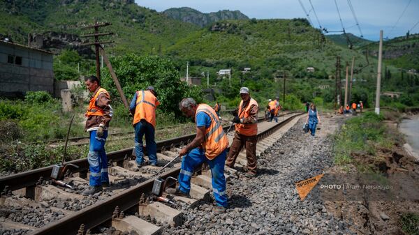 Работы по устранению повреждений на железной дороге после наводнения в Лорийской области (5 июня 2024). Алаверди - Sputnik Армения