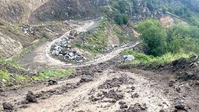 Обрушившийся в результате проливных дождей участок альтернативной дороги Хот-Воротан (26 июня 2024). Сюник