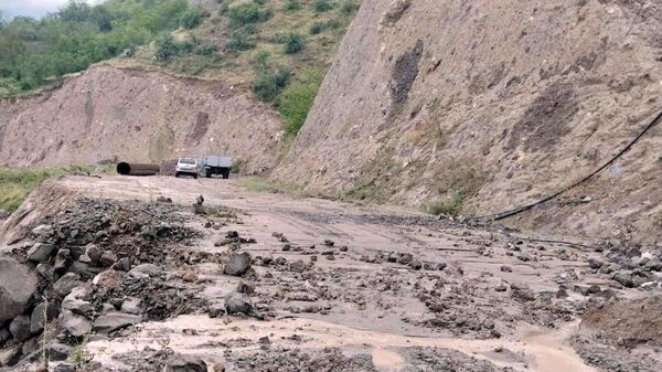 Обрушившийся в результате проливных дождей участок альтернативной дороги Хот-Воротан (26 июня 2024). Сюник - Sputnik Армения