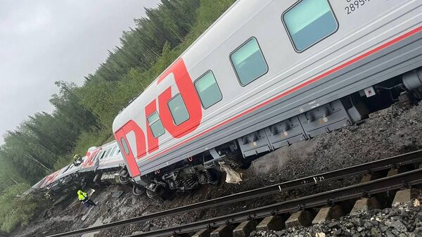 Опрокинувшиеся вагоны поезда на перегоне Инта-Угольный в Коми - Sputnik Армения