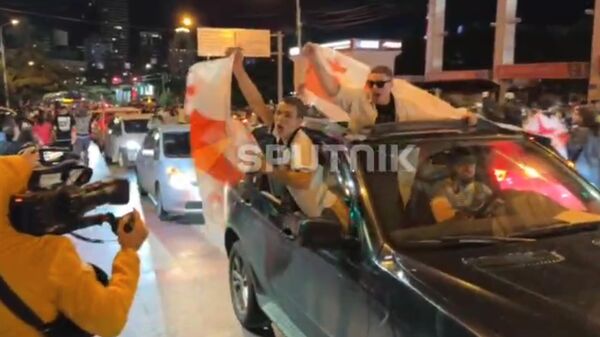 В столице Грузии всю ночь бурно праздновали победу национальной сборной над Португалией и выход в сетку плей-офф Евро-2024 - Sputnik Армения