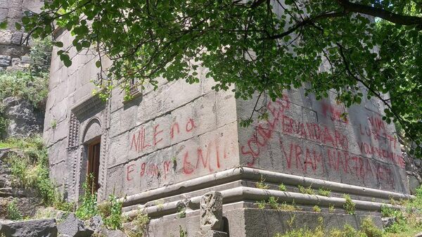Акт вандализма на колокольне-усыпальнице монастырского комплекса Кобайр Лорийской области - Sputnik Армения