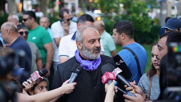 Баграт Галстанян отвечает на вопросы журналистов перед началом митинга во дворе церкви Святой Анны (27 июня 2024). Еревaн - Sputnik Армения