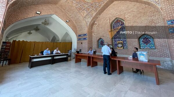 На территории Голубой мечети открылся пункт для голосования президента Ирана (28 июня 2024). Еревaн - Sputnik Արմենիա