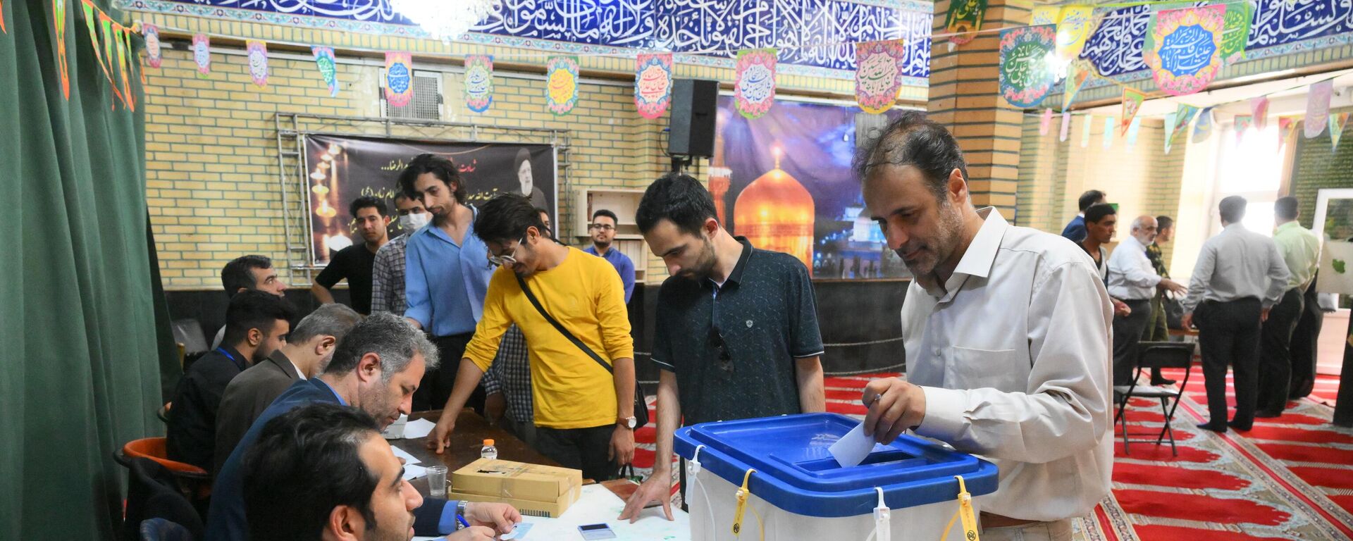 Избиратели на избирательном участке во время внеочередных выборов президента Ирана (28 июня 2024). Тегеран - Sputnik Армения, 1920, 29.06.2024