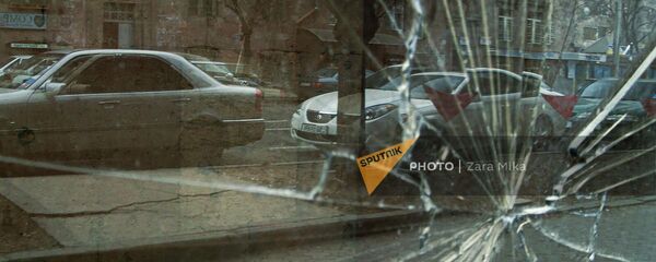 Разбитое стекло на улице - Sputnik Армения