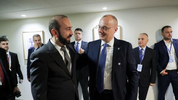 Министр иностранных дел Арарат Мирзоян на встрече с албанским коллегой Игли Хассани (29 июня 2024). Тирана - Sputnik Армения