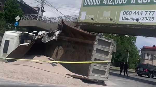 ДТП в центре Еревана: грузовик КамАЗ перевернулся на оживленном участке улицы - Sputnik Армения