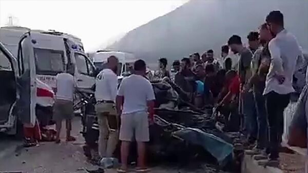 Перевозивший сотрудников строящейся в Турции АЭС Аккую автобус столкнулся с легковым автомобилем - Sputnik Армения
