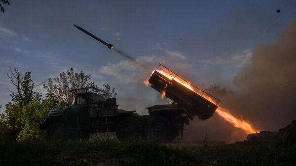 Военнослужащие реактивной артиллерии 85-й отдельной мотострелковой бригады 2-го армейского корпуса ВС РФ ведут огонь из РСЗО 9К55 Град-1 на Артемовском направлении в зоне проведения СВО - Sputnik Армения