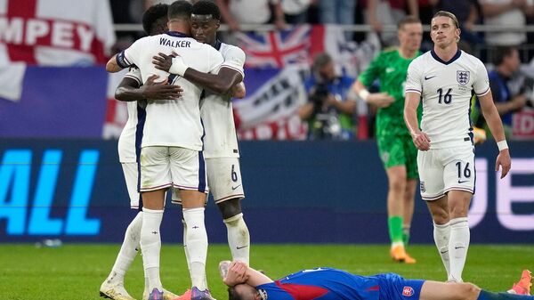 Футболисты сборной Англии празднуют свою победу в футбольном матче против сборной Словакии на футбольном турнире Евро-2024 (30 июня 2024). Гельсенкирхен - Sputnik Армения