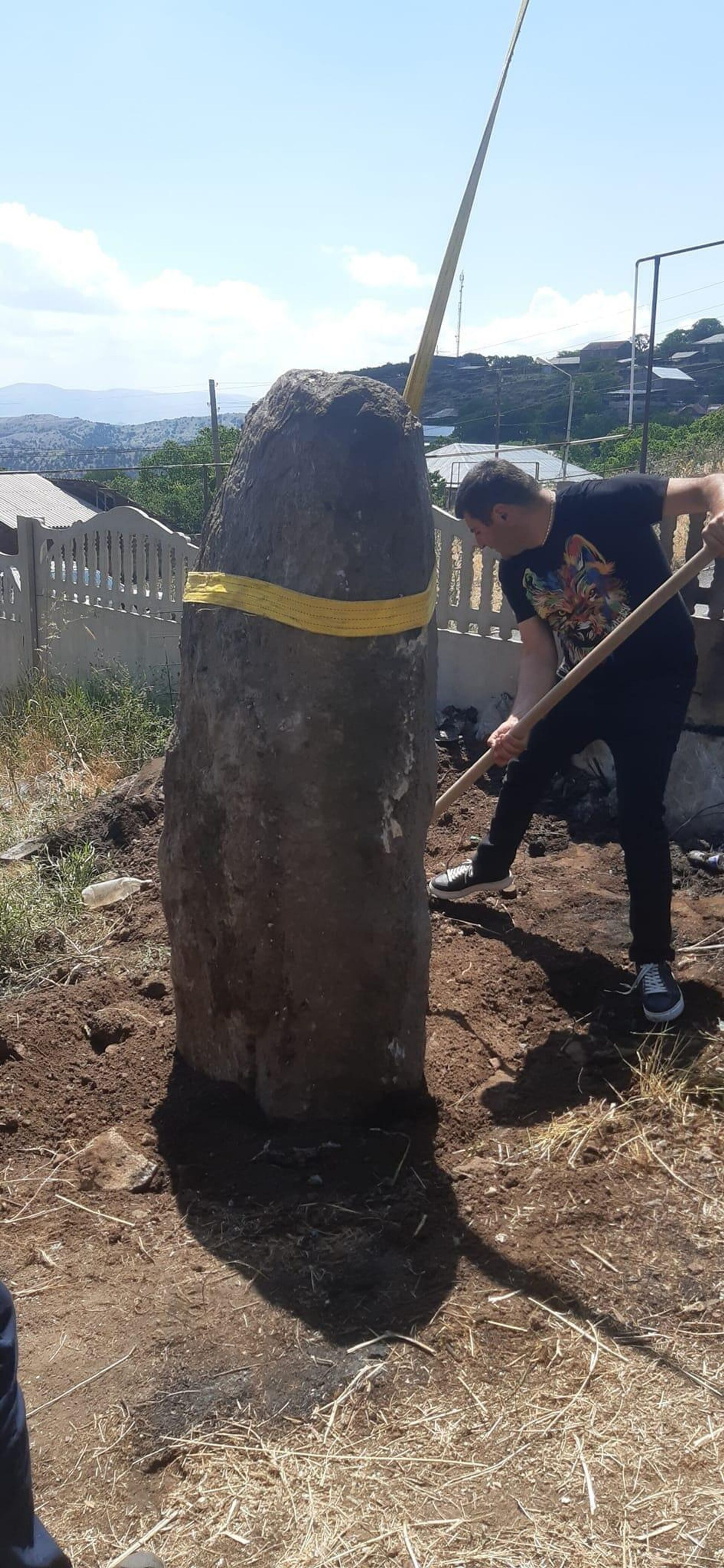 В селе Гндеваз Вайоцдзорской области РА сотрудники региональной службы охраны исторической среды подняли хачкар 13-14 веков - Sputnik Արմենիա, 1920, 01.07.2024