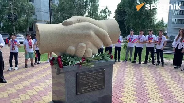 ՌԴ-ում ՀՀ դեսպանն այցելել է ռուս-հայկական բարեկամության պուրակ և եղևնի տնկել - Sputnik Արմենիա