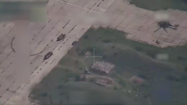 Кадры уничтожения вертолета ВСУ Ми-24  ударом Искандера на аэродроме Полтава - Sputnik Армения