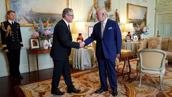 Король Великобритании Карл III приветствует Кира Стармера, приглашая лидера Лейбористской партии стать премьер-министром и сформировать новое правительство (5 июля 2024). Лондон - Sputnik Армения