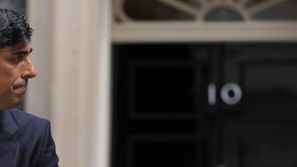 Уходящий премьер-министр Великобритании от Консервативной партии Риши Сунак после речи у здания на Даунинг-стрит 10, перед визитом к королю Карлу III (5 июля 2024). Лондон - Sputnik Армения