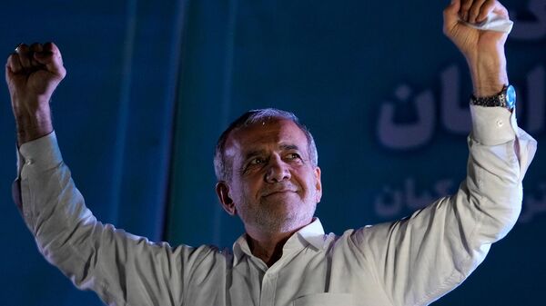 Кандидат-реформист на президентских выборах в Иране Масуд Пезешкиан во время предвыборного митинга (3 июля 2024). Тегеран - Sputnik Армения