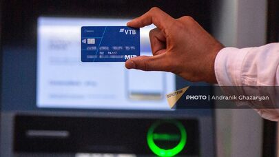 Карта "Мир" от банка "ВТБ" у банкомата в Ереване