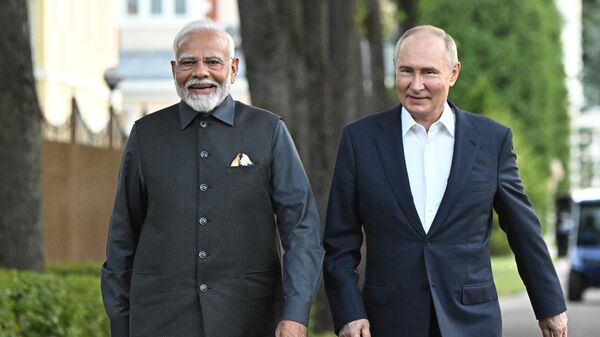 Президент РФ Владимир Путин и премьер-министр Индии Нарендра Моди во время прогулки в резиденции Ново-Огарево - Sputnik Армения