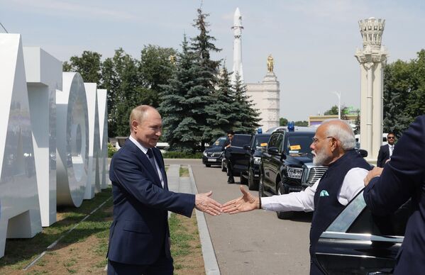 Президент РФ Владимир Путин встречает премьер-министра Индии Нарендру Моди у павильона &quot;Атом&quot; на ВДНХ. - Sputnik Армения