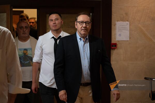 Актер Кевин Спейси направляется в зал, где пройдет встреча с поклонниками - Sputnik Армения