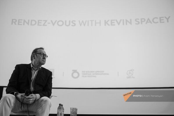 Оскароносец Кевин Спейси на фоне баннера в Доме Кино  - Sputnik Армения