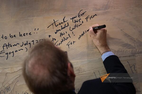 Кевин Спейси оставляет памятную запись и автограф на стене Дома Кино - Sputnik Армения