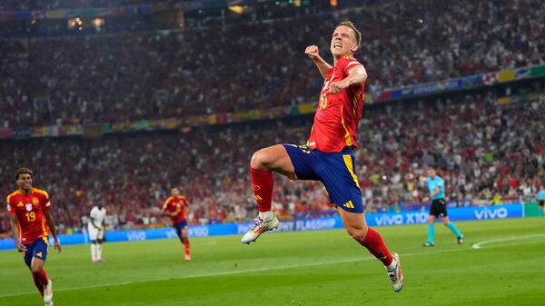Нападающий сборной Испании Дани Ольмо празднует забитый гол своей команды в полуфинальном матче против сборной Франции на футбольном турнире Евро-2024 (9 июля 2024). Мюнхен - Sputnik Армения