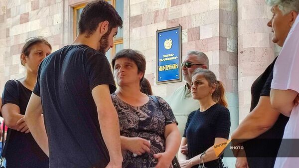 Акции в Ереване: карабахцы требуют эксгумации тел и поиска пропавших без вести