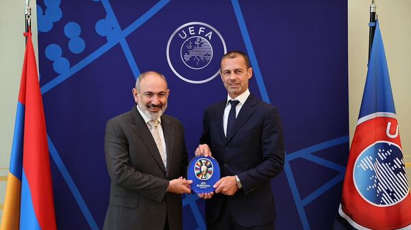 Премьер-министр Никол Пашинян с президентом УЕФА Александром Чеферином - Sputnik Армения