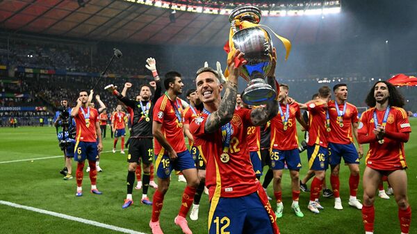 Իսպանիայի հավաքականի պաշտպան Ալեխանդրո Գրիմալդոն ՈւԵՖԱ-ի Եվրո-2024 գավաթով - Sputnik Արմենիա
