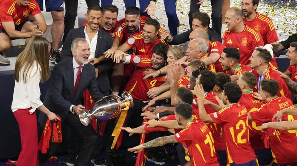 Король Филипп VI с трофеем после победы сборной Испании на чемпионате Европы по футболу 2024 в Берлине - Sputnik Армения