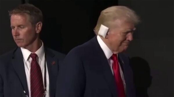 После покушения Дональд Трамп появился на публике с перевязанным ухом - Sputnik Армения